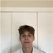 Soy un buen estudiante que le gusta ayudar a los demás a entender las materias.